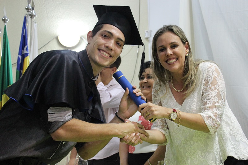 Gustavo Godoi Mota ao receber seu certificado de conclusão do curso Técnico Integrado em Agroindústria, da diretora geral do Câmpus, professora Ana Lucia Siqueira